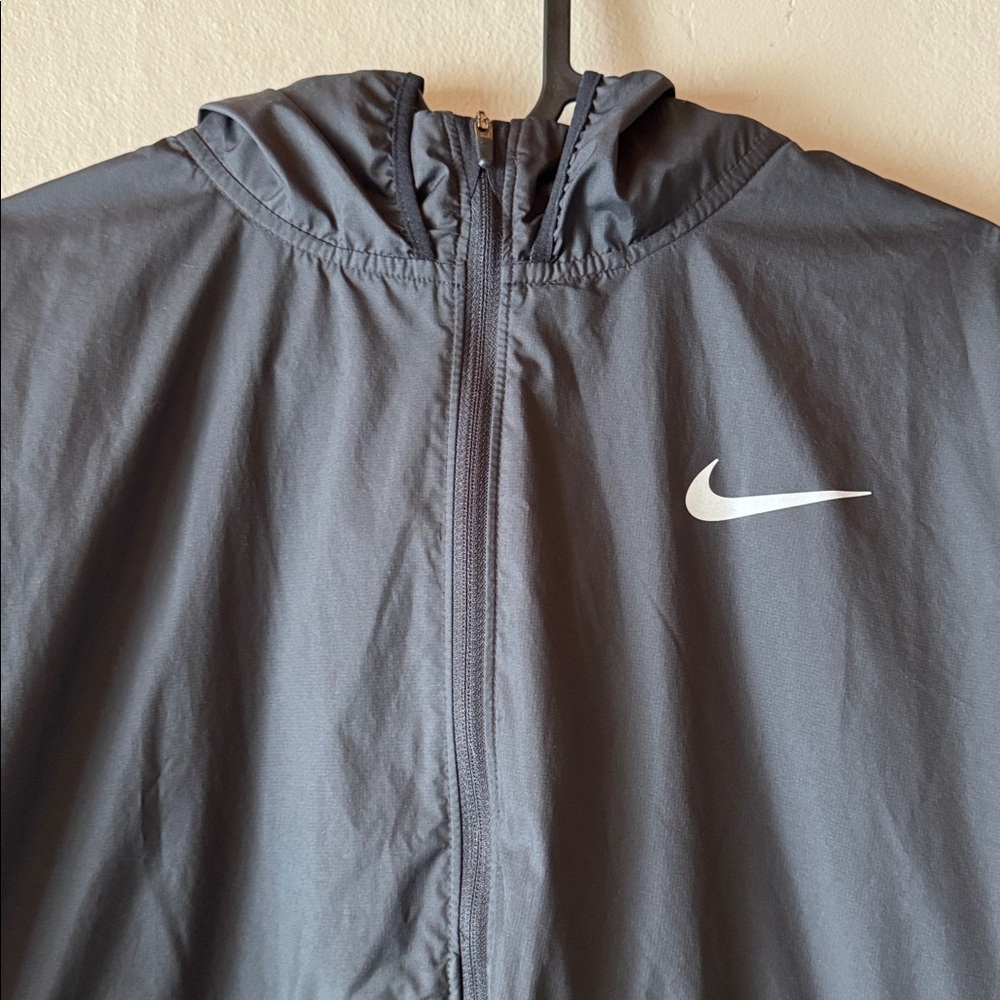 Nike Essential Repel Running Full Zip Lightweight Jacket - Picture 2 of 16
